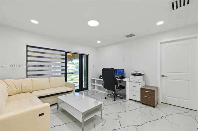 Building Photo - 4611 SW 34th Dr