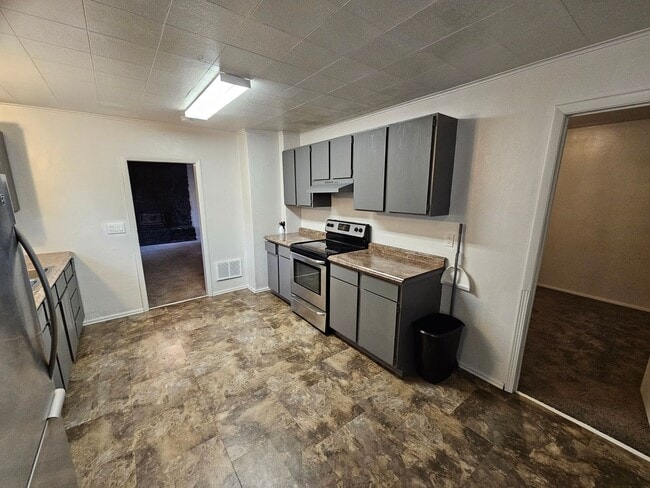 Building Photo - 2 bedroom with fully fenced yard in bremer...