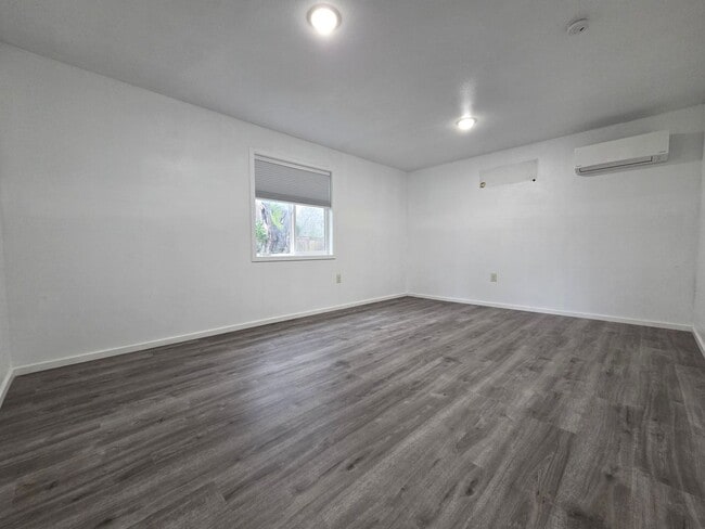 Building Photo - Beautifully updated home!