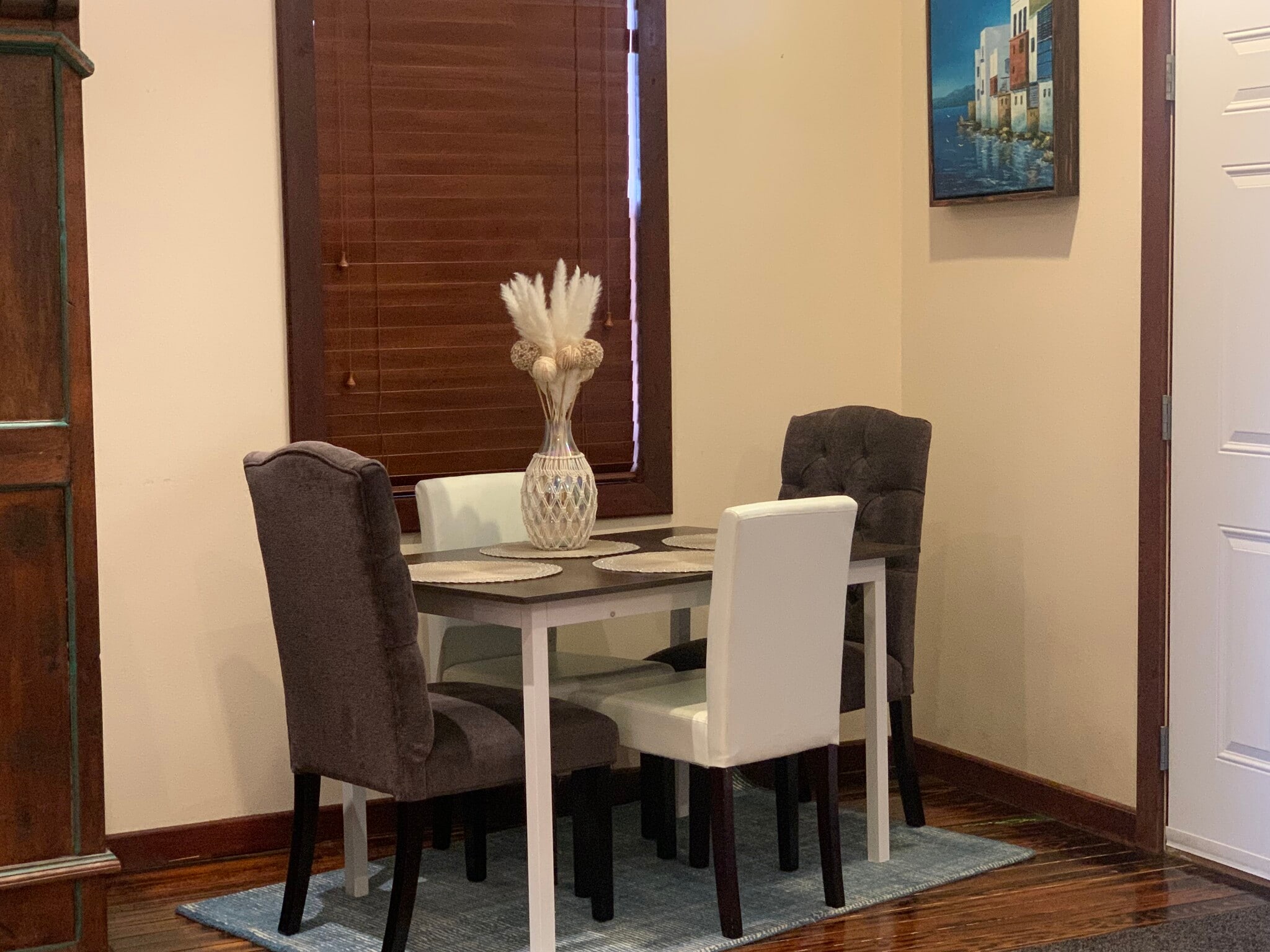 Common area nook. Room for rent. Upstairs. Private room with private bathroom. Austin, Tx 78702 - 905 Prospect Ave