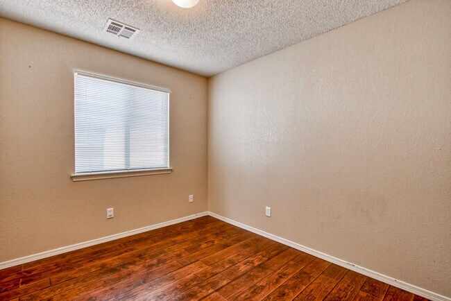 Building Photo - 1819 Shreya St