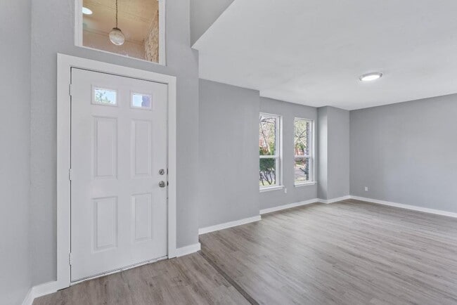 Building Photo - 700 Creekmont Dr