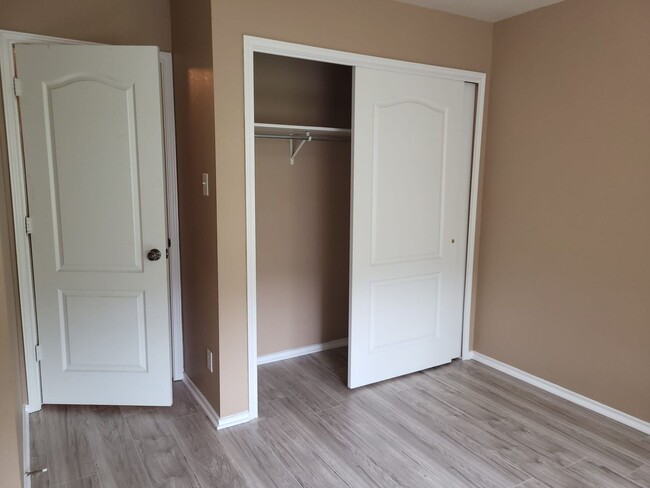 Building Photo - Well Maintained Corner Lot Property Ready ...