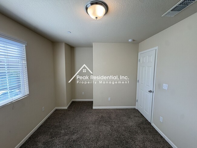 Building Photo - Spacious 4bd/2ba House - Gated Community