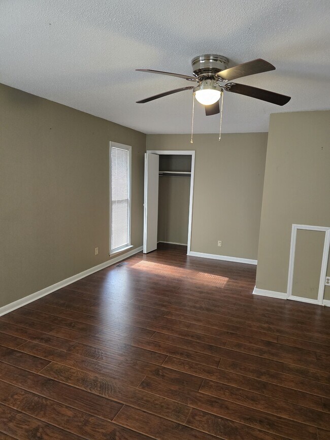 Building Photo - 401 Pecan St