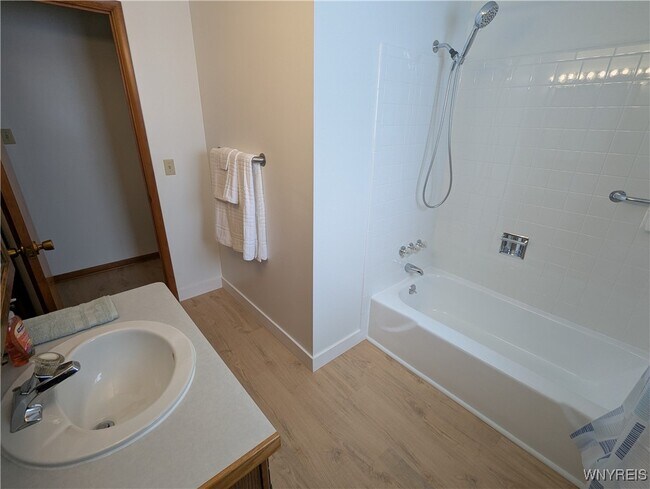 Building Photo - 28 Mead St