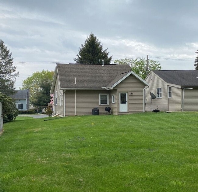 Building Photo - 1 bedroom and 1 bathroom single-family home