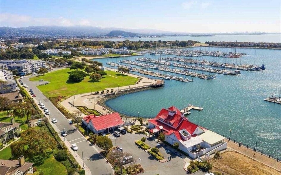 Building Photo - 2110 Northshore Dr