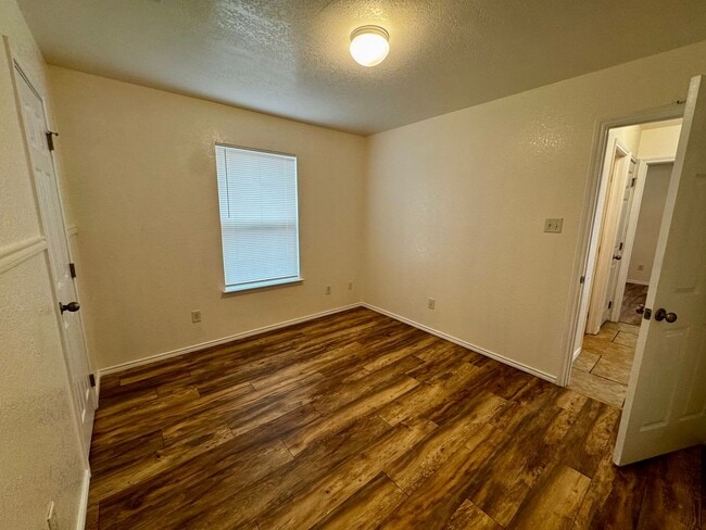 Building Photo - Spacious 4 Bedroom 2 Bath