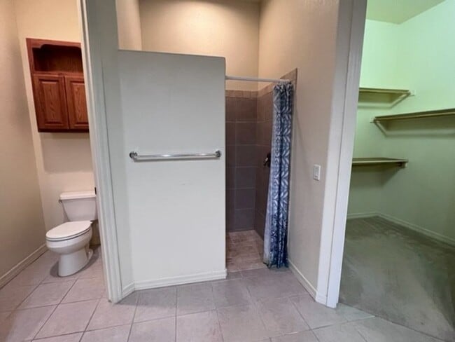 Building Photo - 3 Bed 2 Bath Golf Gated Community Pet Friendly,Boat Garage. Bullhead Parkway