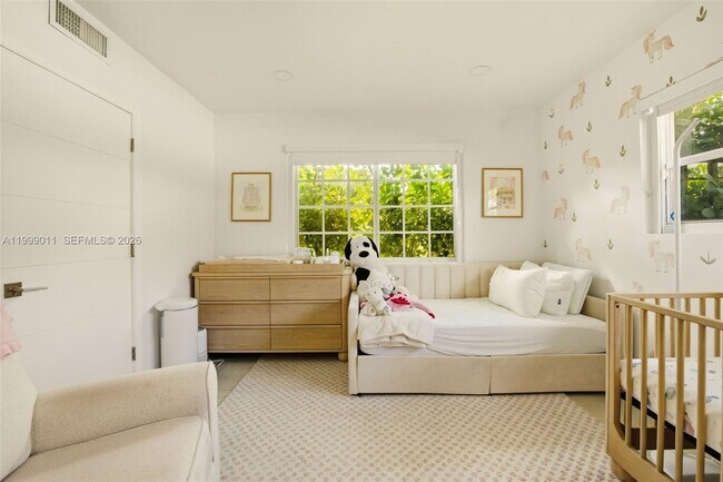 Building Photo - 725 W 51st St