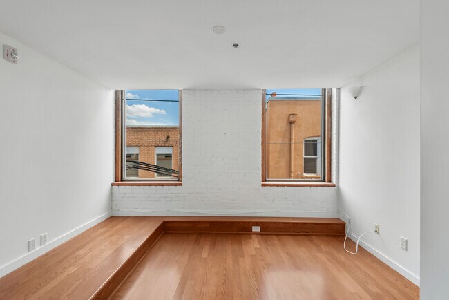 Building Photo - 285 E Stuart Ave