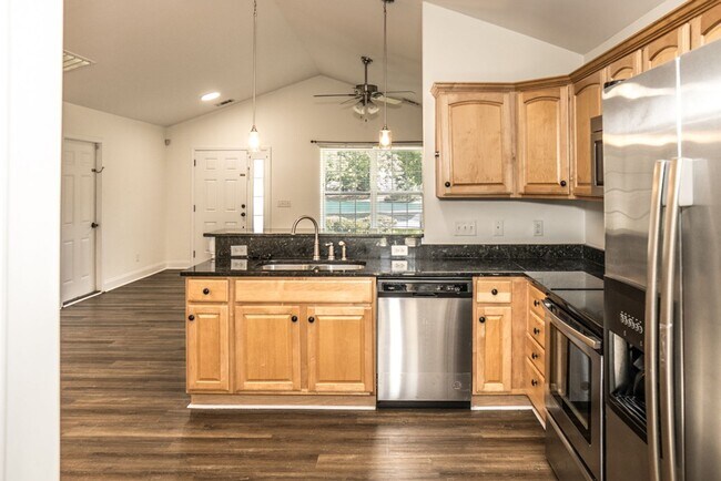 Building Photo - Three Bedroom Home in Hearthstone Lakes Co...