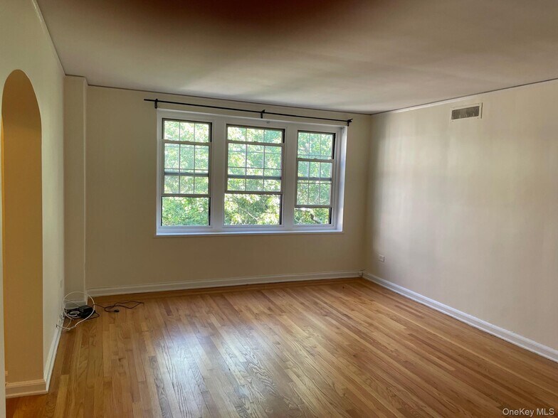 Building Photo - 1360 Midland Ave