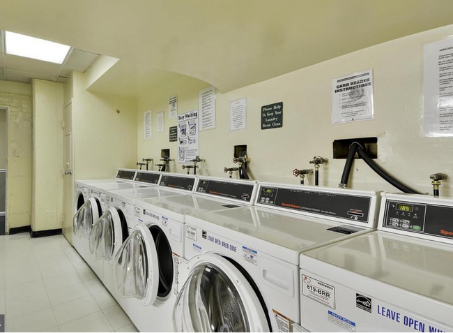 Building Photo - GORGEOUS JR ONE BEDROOM IN DOUPONT