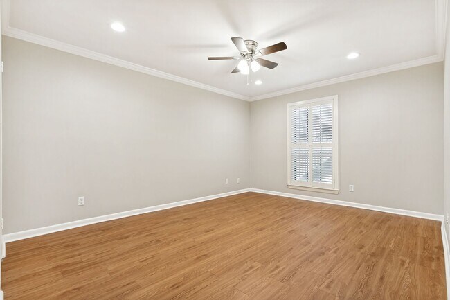 Building Photo - GROUND-FLOOR 2-BEDROOM ALAMO HEIGHTS CONDOMINIUM
