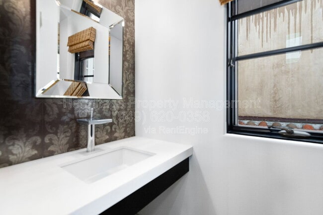 Building Photo - 435 1/2 Carnation Avenue