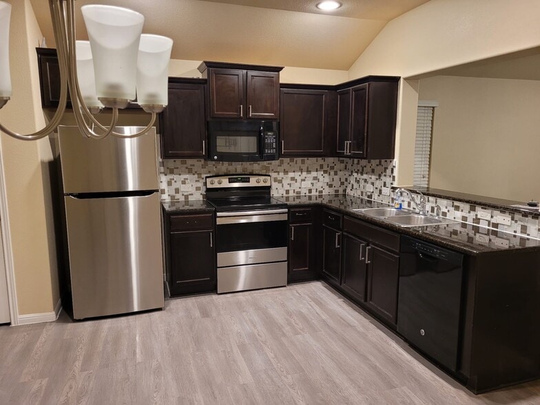 Building Photo - 103 Frio River Trl