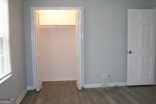 Building Photo - 2075 Pinewood Dr