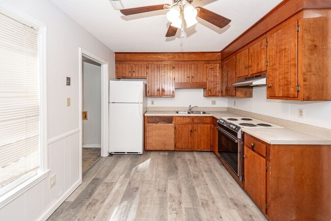 Building Photo - 2 Bedroom, 1.5 Bathroom Townhome - Summerville