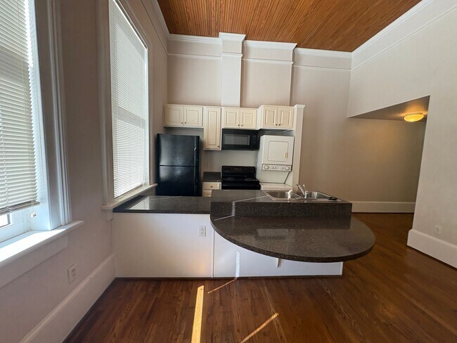 Building Photo - 490 Poplar St