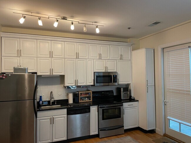 Building Photo - Fully Furnished Downtown Rental Available June 1st!!!