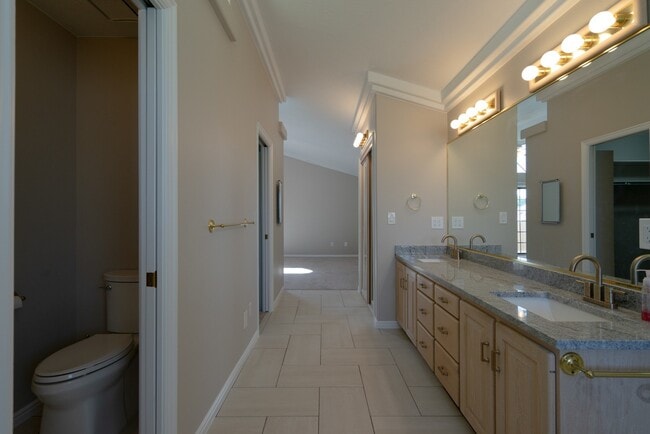 Building Photo - Spacious 6 Bedroom Home with a Balcony!
