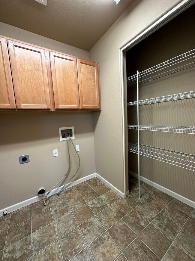 Building Photo - Inviting 4 Bedroom Home with Spacious Layo...