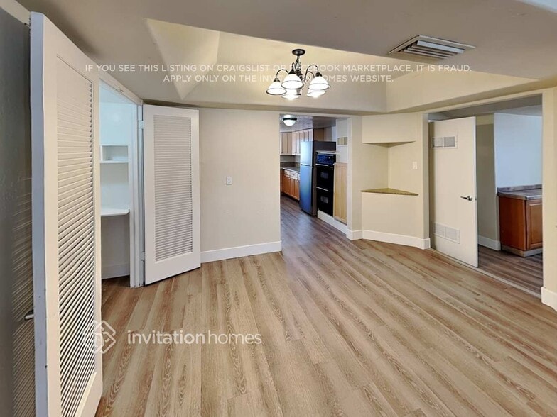 Building Photo - 2627 N 70th Pl