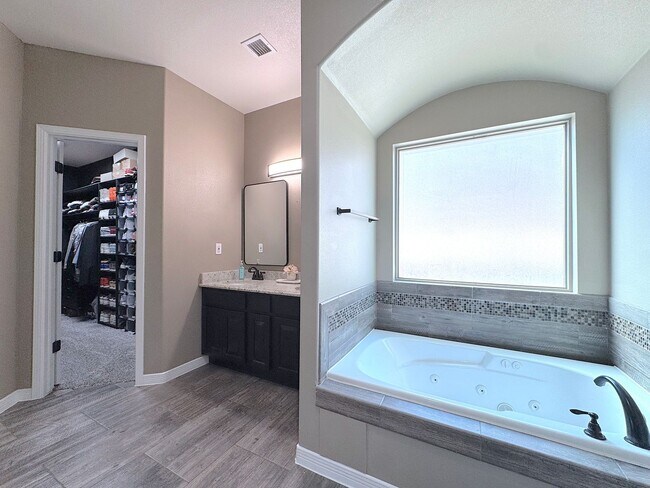 Building Photo - East El Paso 4bed/2bath Refrig A/C with Gorgeous Backyard!