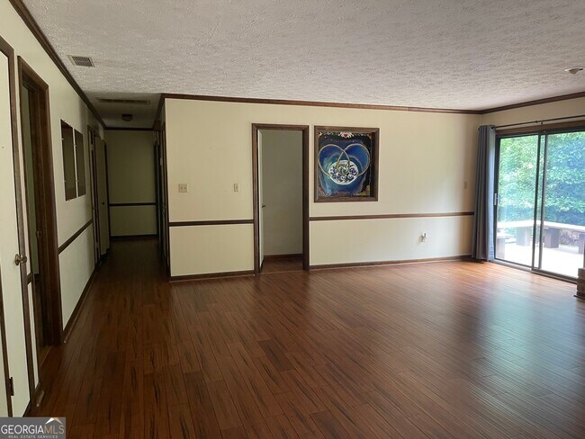Building Photo - 170 Longview Dr