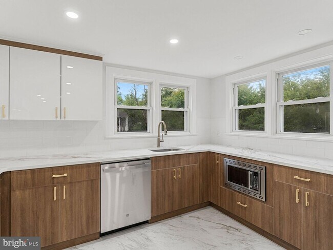 Building Photo - 308 Delsea Dr