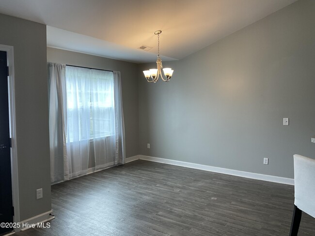 Building Photo - 313 Sunrose Dr