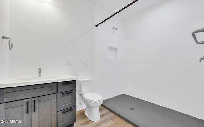 Building Photo - 832 S Farmer Ave