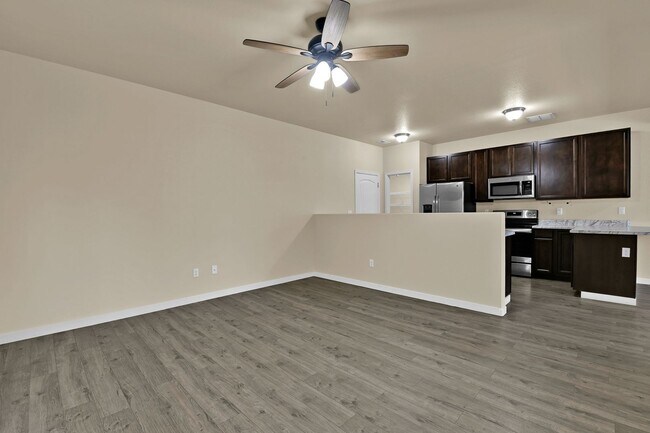 Building Photo - Move-In Ready Townhome with Luxury Finishe...