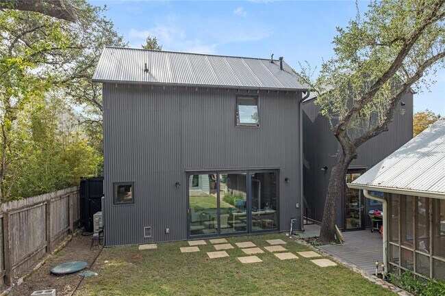 Building Photo - 907 W Annie St