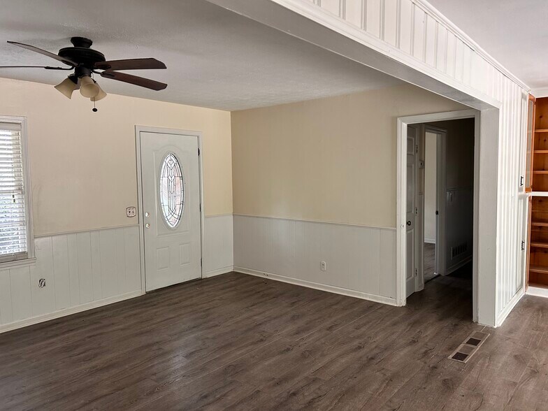Building Photo - 5007 Spring Hill Dr