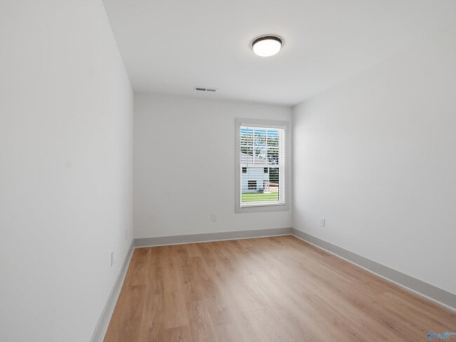 Building Photo - 8 Whispering Oak Dr SW