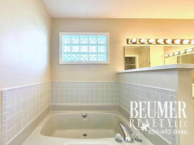 Building Photo - 5027 Shoshone Dr