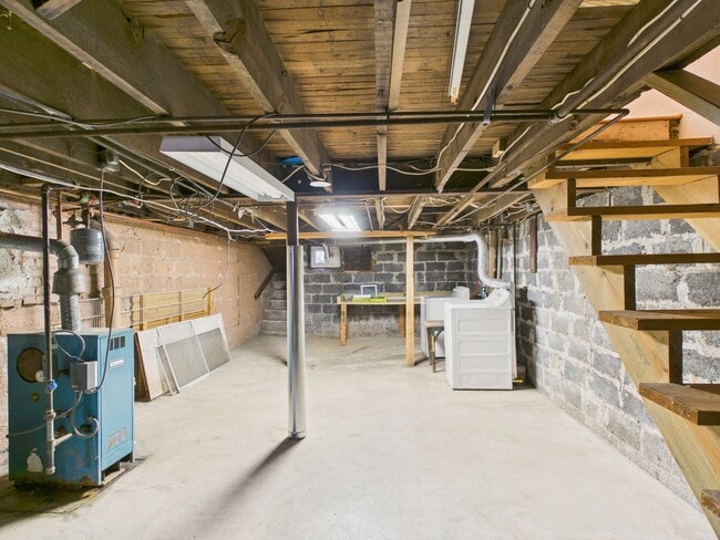 Building Photo - Adorable Single Family on Penn St