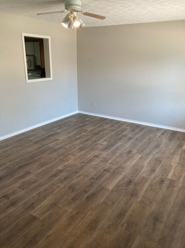 Building Photo - 3 Bedroom, 1.5 bath Home