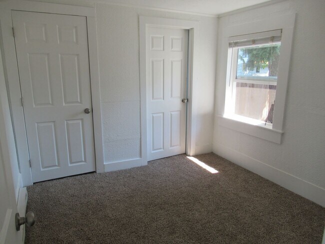 Building Photo - Large Two Bedroom House