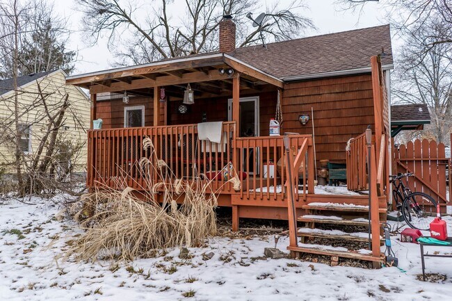 Building Photo - Centrally located bungalow!