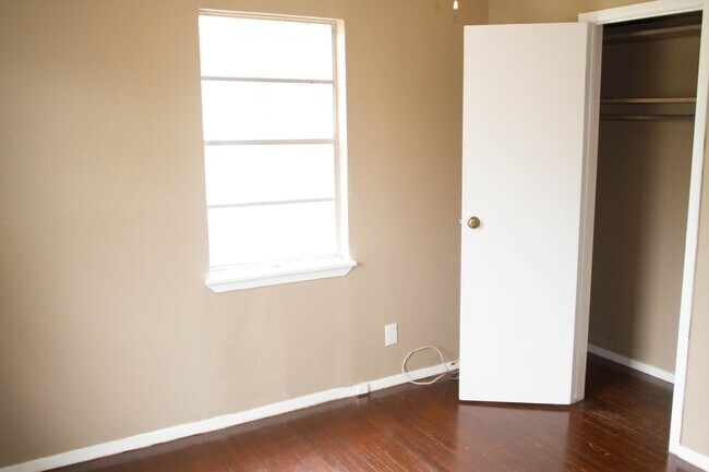 Building Photo - Discover Your New Home in the Heart of San Antonio's East Side