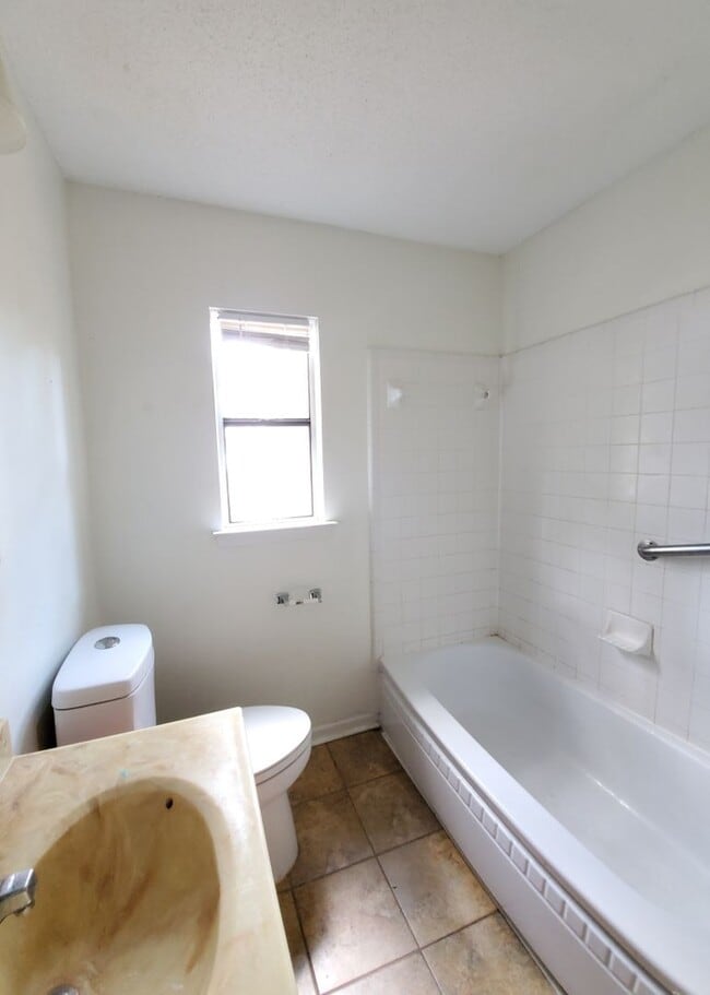 Building Photo - 1905 Athens Ave