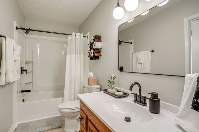 Building Photo - Spacious 2BR Home Near JMU –