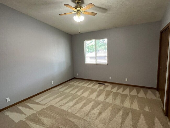 Building Photo - Beautiful 3 bed townhouse!