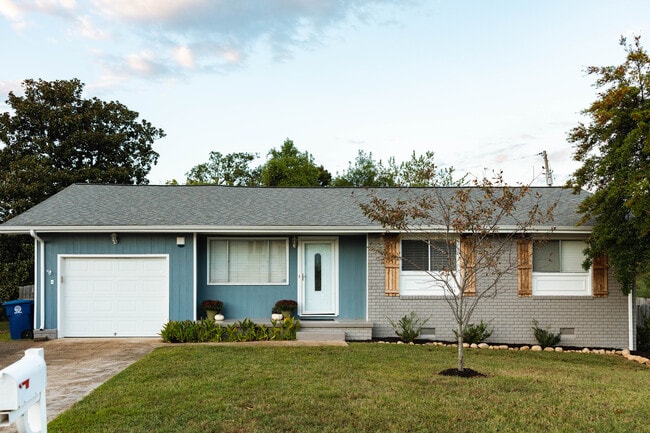 Primary Photo - 417 Forest Glen Dr