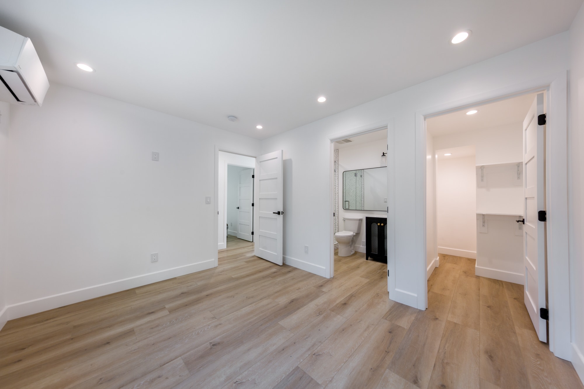 Building Photo - 854 S Sycamore Ave