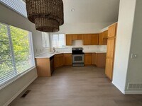 Building Photo - 9724 Queenscliffe Dr